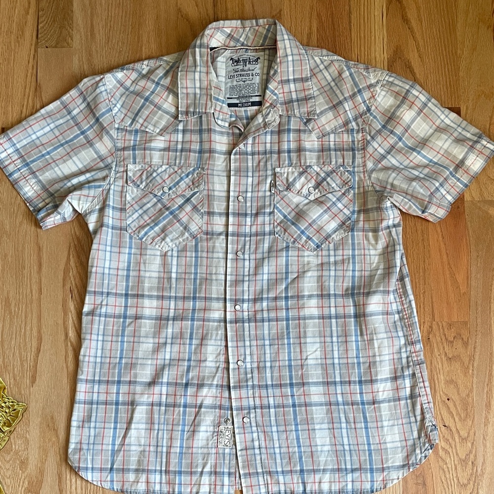 Levi's Male Western Style, Short Sleeve Plaid Button Down Shirt in Medium